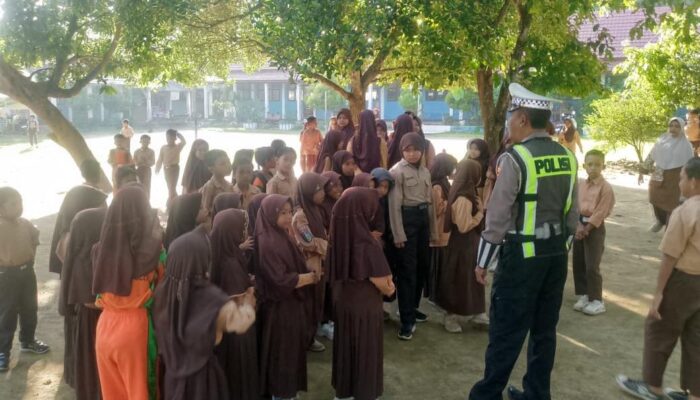 Sosialisasi Keselamatan Berkendara Sejak Usia Dini, Satlantas Polres Bima Kabupaten Sambangi SDN 01 Panda