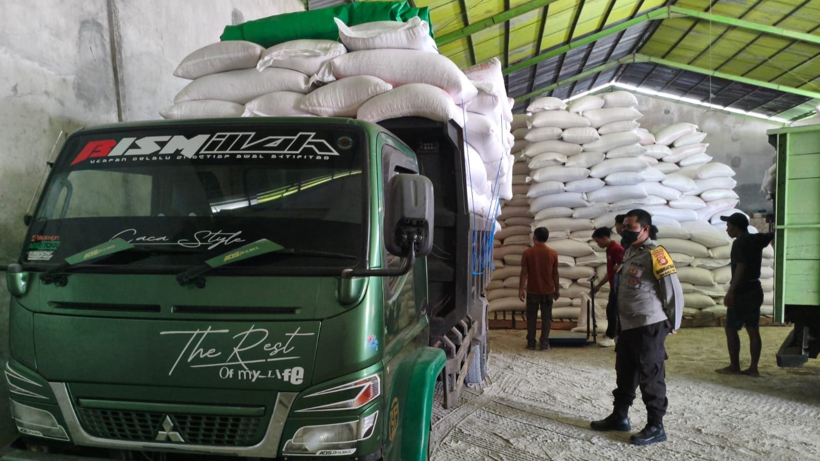 Strategi Polri Jamin Kesejahteraan Petani di Lombok Barat: Kawal Ketat Rantai Pasok Hingga ke Pintu Gudang Bulog