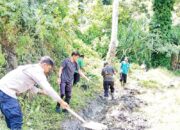 Bhabinkamtibmas Polres Bima Kota Bersama Warga Bersih-Bersih Jalan Lintas Desa