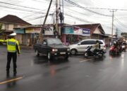 Cegah Kemacetan Jalur Wisata Senggigi, Polsek Batulayar Lakukan Penjagaan Ketat di Titik Rawan