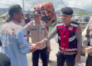 Sentuhan Humanis,  Polres Bima Kota Bagikan Snack kepada Buruh Pikul di Hari Buruh