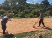 WUJUD DUKUNGAN POLRI TERHADAP KETAHANAN PANGAN NASIONAL, BHABINKAMTIBMAS DESA KEMPO DAMPINGI PETANI JAGUNG