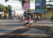 Rawan Pagi, Polsek Pemenang Atur Arus Lalu Lintas di Simpang 4 Pemenang