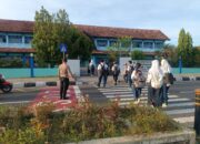 Polsek Tanjung Gelar Rawan Pagi di Depan SMPN 1 Tanjung, Ciptakan Kamseltibcar Lantas bagi Pelajar dan Pengguna Jalan