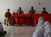 “Polisi Peduli Pendidikan” Bhabinkamtibmas Polsek Soromandi Gelar Sosialisasi Pencegahan Narkoba dan Bullying di SMKN 2 Soromandi