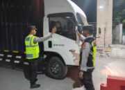 Personel Polsek Kawasan Pelabuhan Laut Tano Intensifkan Pemeriksaan Kendaraan dan Penumpang di Pelabuhan Poto Tano