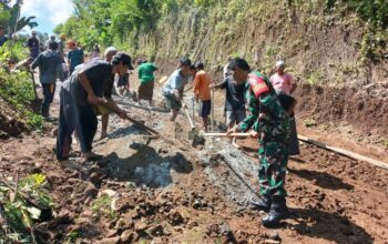 Babinsa Narmada Pimpin Pentalutan Jalan Demi Keselamatan Warga
