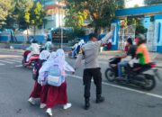 Bantu Pelajar Menyeberang, Personel Polsek Rastim Hadir dalam Pelayanan Rawan Pagi