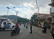 SATLANTAS POLRES DOMPU LAKUKAN REKAYASA DAN PENGATURAN ARUS LALU LINTAS SAAT AKSI BLOKIR JALAN WARGA DI WOJA