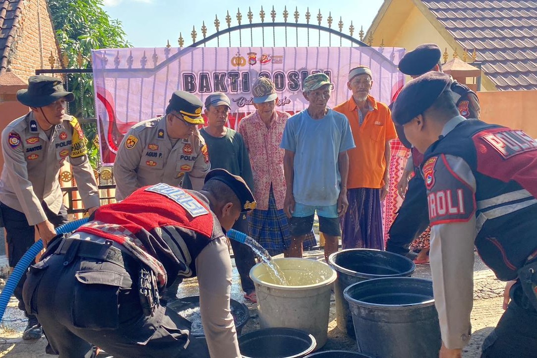 Polres Lombok Barat Distribusikan Air Bersih di Kuripan Selatan