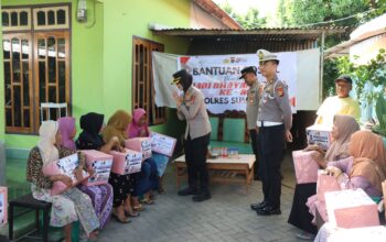 Sambangi Warga Karang Gudang, Kapolres Sumbawa Salurkan Bantuan Sosial Jelang Hari Bhayangkara Ke-80