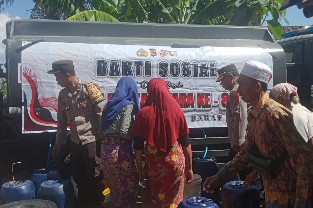 Atasi Kekeringan, Polres Lombok Barat Distribusikan Air Bersih