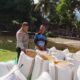 Bhabinkamtibmas Desa Sawe Pantau Pengemasan Hasil Panen Jagung, Edukasi Petani Penuhi Standar Distribusi ke Bulog