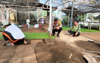 Bhabinkamtibmas Desa Bagik Papan Silaturahmi dan Cek Bibit Pertanian, Dukung Program Ketahanan Pangan